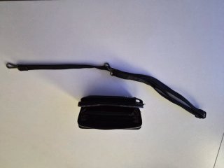 Cartera de piel negra con correa
