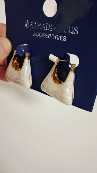 Pendientes Stradivarius Triángulo Blanco y Dorado