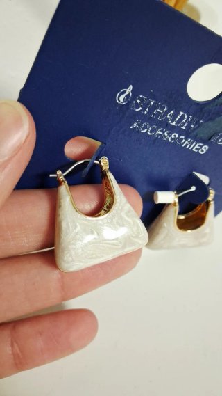 Pendientes Stradivarius Triángulo Blanco y Dorado