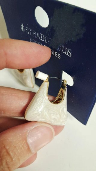 Pendientes Stradivarius Triángulo Blanco y Dorado