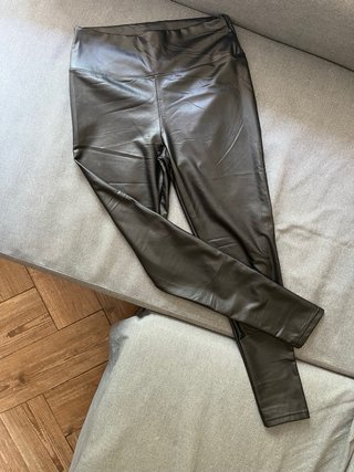 Pantalón imitación cuero negro