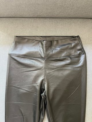Pantalón imitación cuero negro