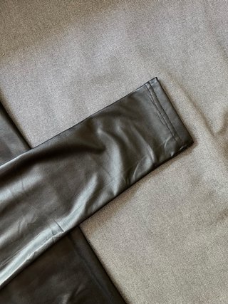 Pantalón imitación cuero negro