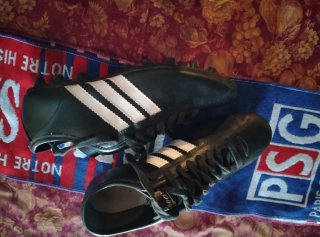 Botines de fútbol zegarra Fifa negros y blancos
