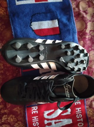 Botines de fútbol zegarra Fifa negros y blancos
