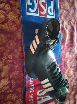 Botines de fútbol zegarra Fifa negros y blancos