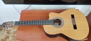 Guitarra Clásica con Salida Amplificador