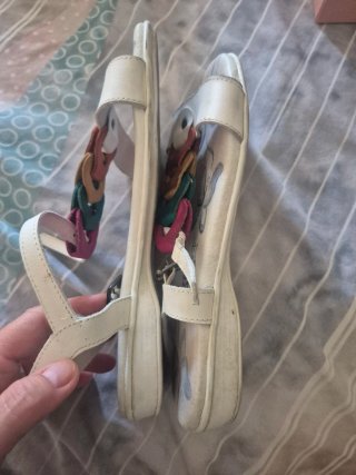 Sandalias de piel blancas y multicolor