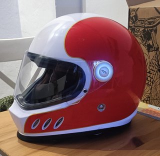 Casco de moto integral rojo y blanco
