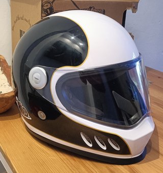 Casco de moto integral rojo y blanco