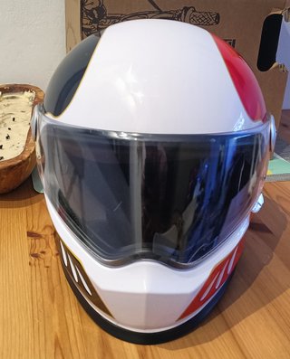 Casco de moto integral rojo y blanco