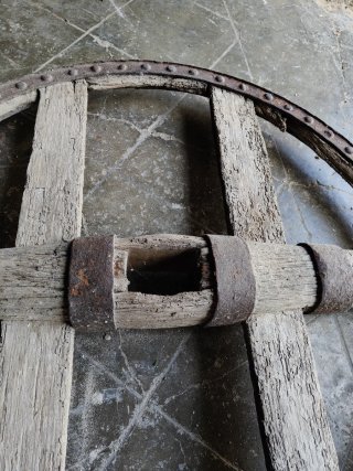 Rueda de carro antigua de madera y metal