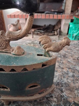 Ferro de engomar oliva antigo