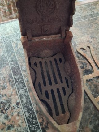 Ferro de engomar oliva antigo