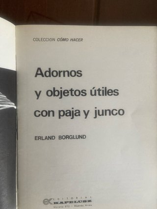 Libro adornos y objetos útiles con paja y junco