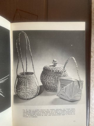 Libro adornos y objetos útiles con paja y junco