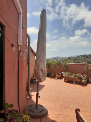 Sombrilla beige con funda y soporte de piedra