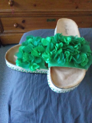 Sandalias verdes con flores sin usar