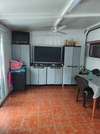 Caravana con avance fijo en Camping Bañares