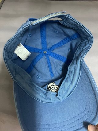 Gorra azul con bordado de personaje