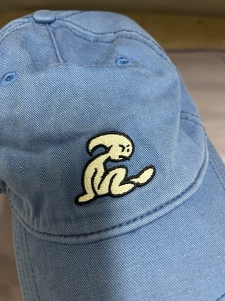 Gorra azul con bordado de personaje