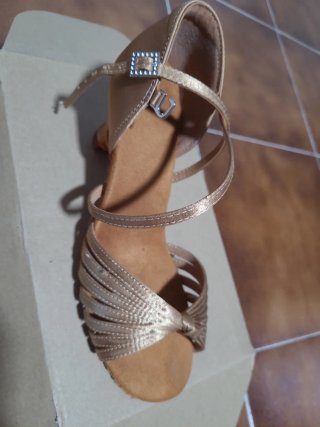 Zapatos de baile dorados