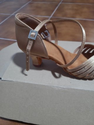 Zapatos de baile dorados