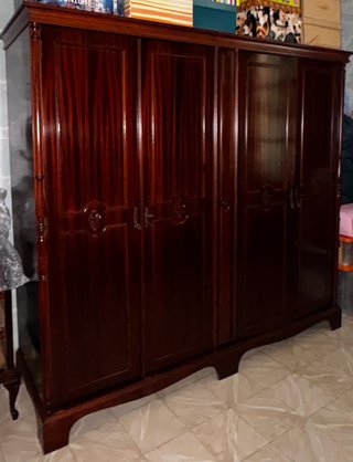 Armario de madera antiguo