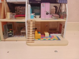 Casa de juguete con tobogán y piscina