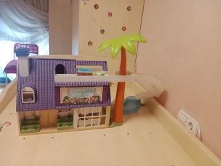 Casa de juguete con tobogán y piscina