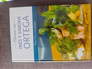 4 libros de la colección cocinar con Inés y Simone