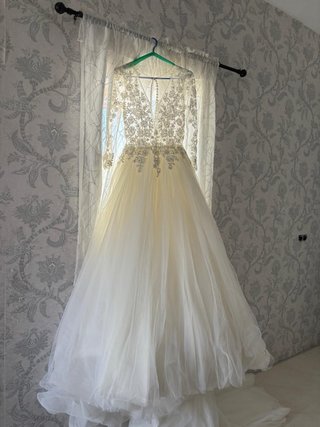 Vestido de Novia Blanco no incluye  Capa Azul