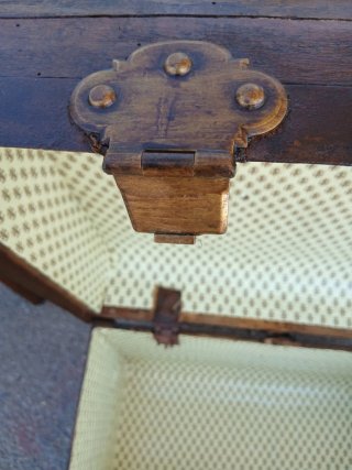 Baule antico in legno con serrature dorate