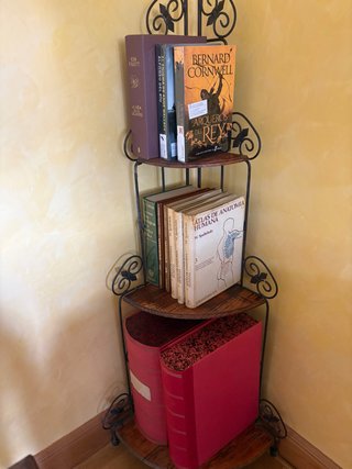 Estantería rinconera de metal y madera