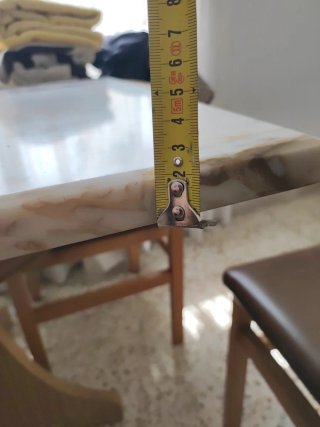 Losa de mármol con vetas rojas