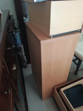 Cómoda de madera con cajones