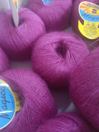 Lote 12 ovillos lana Mohair morado