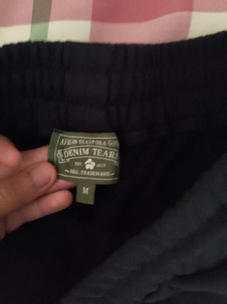 Pantalón corto hombre negro con estampado