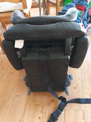 Silla de coche Isofix negra y detalles en rojo
