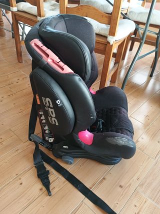 Silla de coche Isofix negra y detalles en rojo
