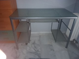 Mesa de estudio cristal y metal