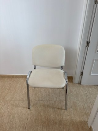 Silla de oficina beige y plateada
