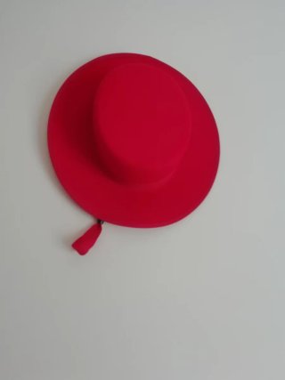 Sombrero rojo con borla