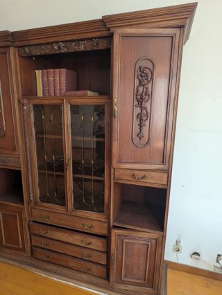 Mueble de madera con vitrinas