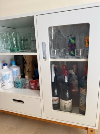 Mueble bar blanco y madera