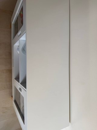 Mueble bar blanco y madera