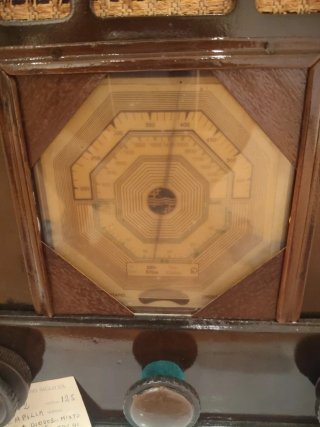 Radio Capilla Antigua Marrón