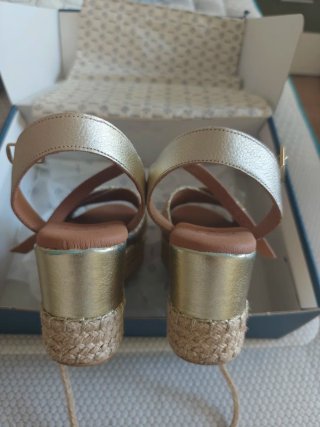 Sandalias Popa Beige y Doradas Talla 39