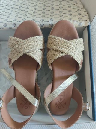 Sandalias Popa Beige y Doradas Talla 39