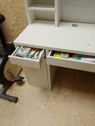 Escritorio blanco con repisas y pizarra